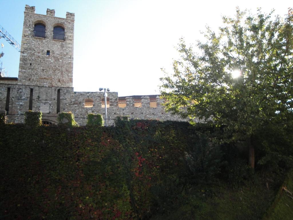 The Tower Of The Old King Panzió Desenzano del Garda Szoba fotó